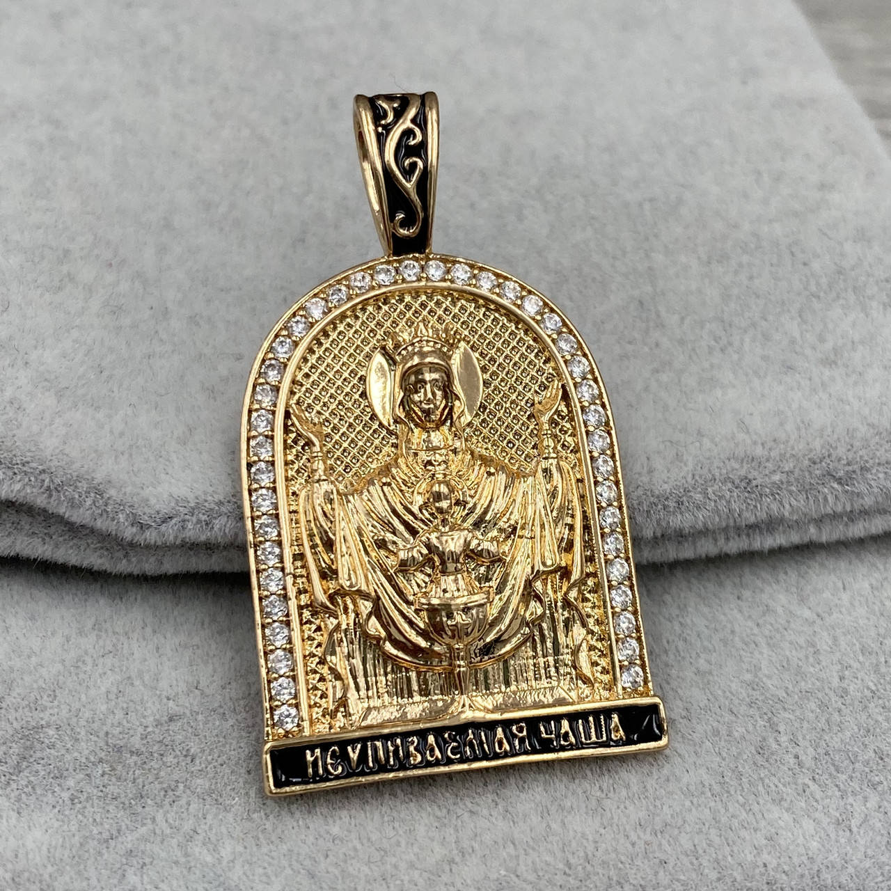 

Иконка Неупиваемая Чаша 36265 для цепочки до 3 мм размер 37х21 эмаль белые фианиты вес 7.1 г позолота 18К