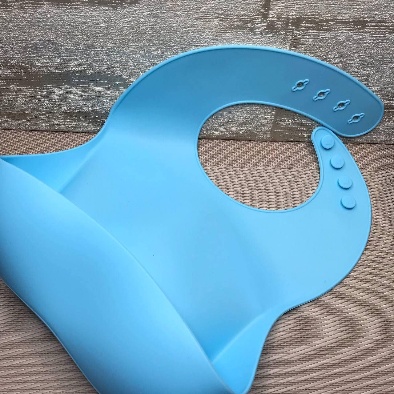 

Нагрудник силикононовый однотонный Голубой небесный