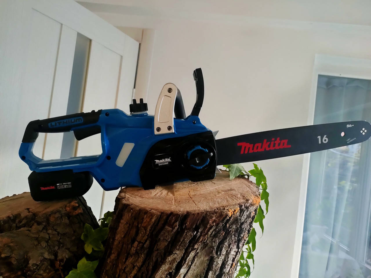 

Аккумуляторная цепная пила Makita 36В 6А DUC250Z