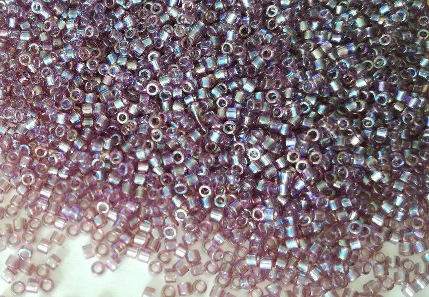 

Японський бісер Miyuki Delica 11/0 DB0173 Transparent Lilac AB