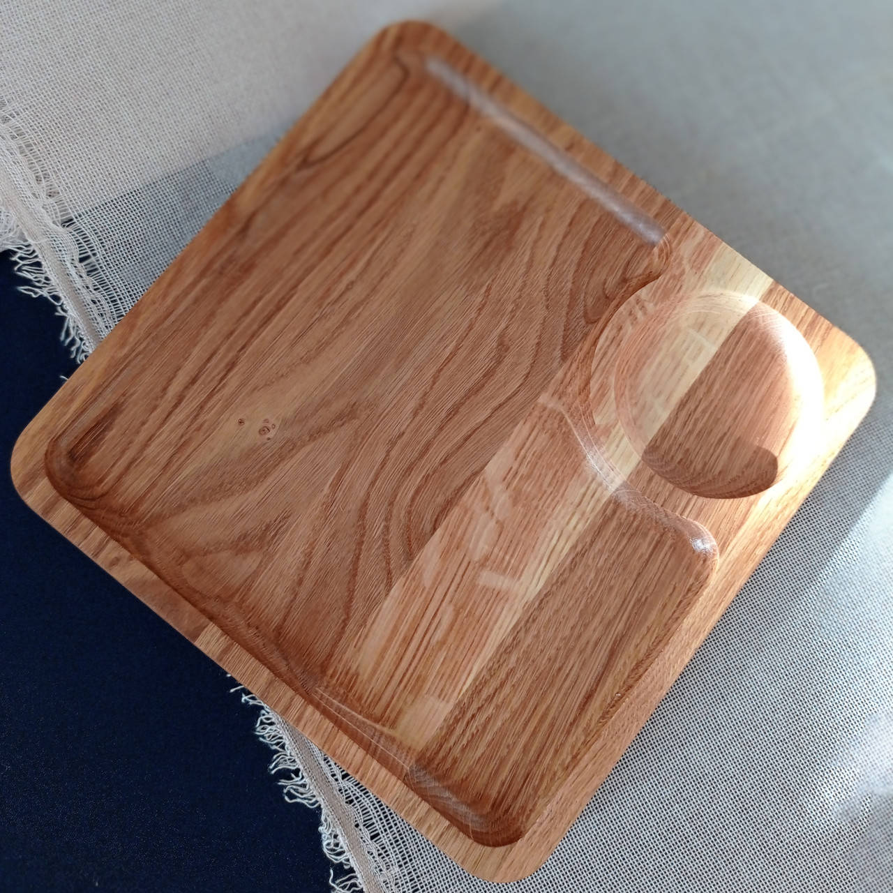 

Менажница деревянная дубовая квадратная доска для подачи блюд 24*24 на 2 секции двусторонняя, Натуральный