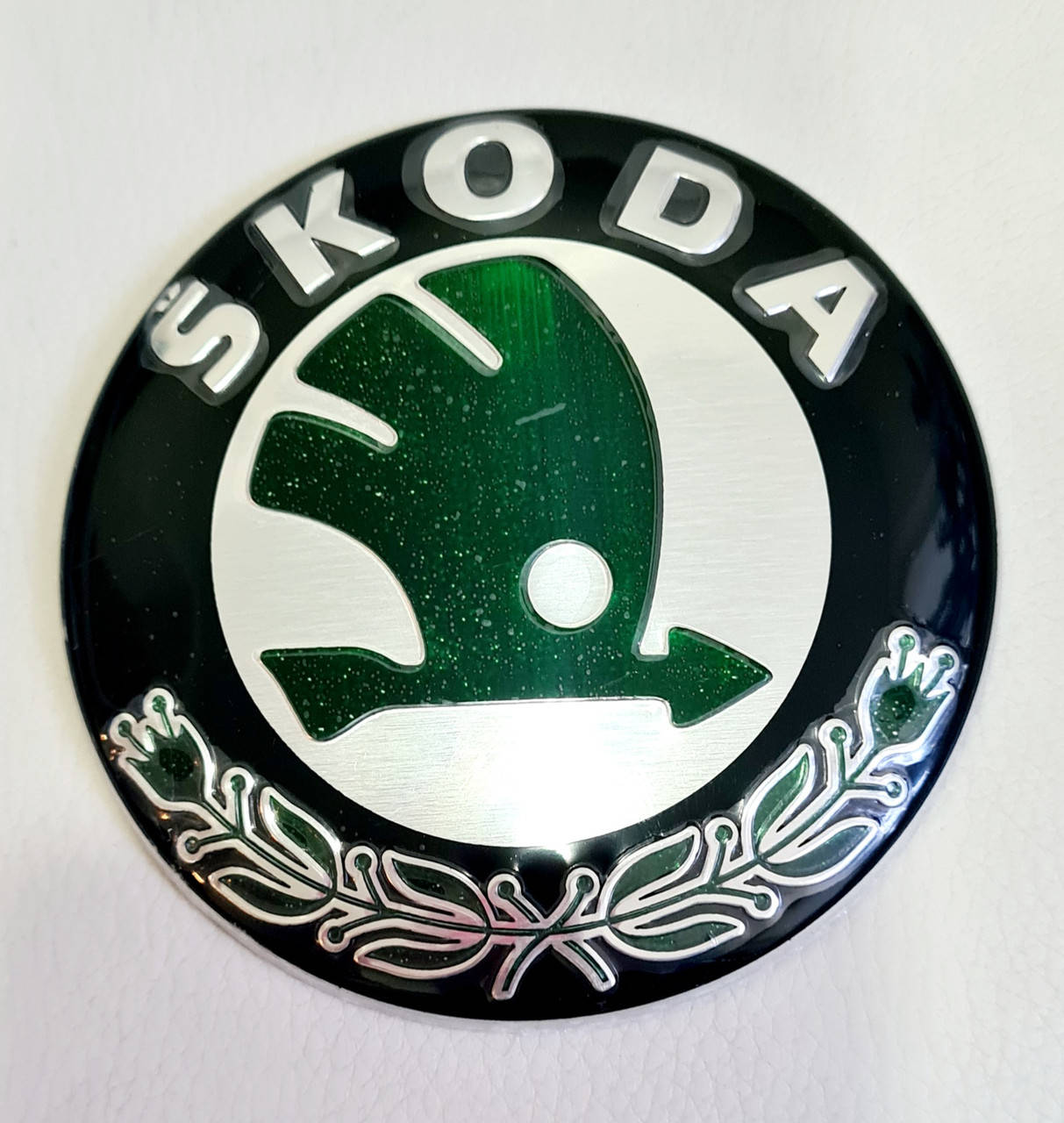 

Эмблема значок на капот, багажник Skoda Шкода зеленая 89 мм Уценка