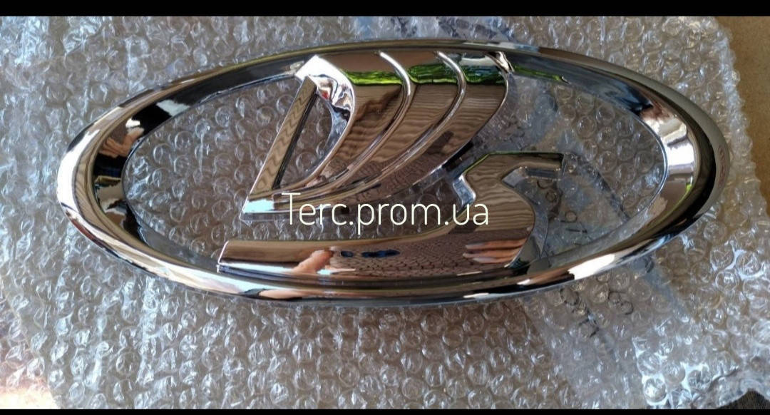 

Заводской знак Нива Урбан на решетку радиатора.