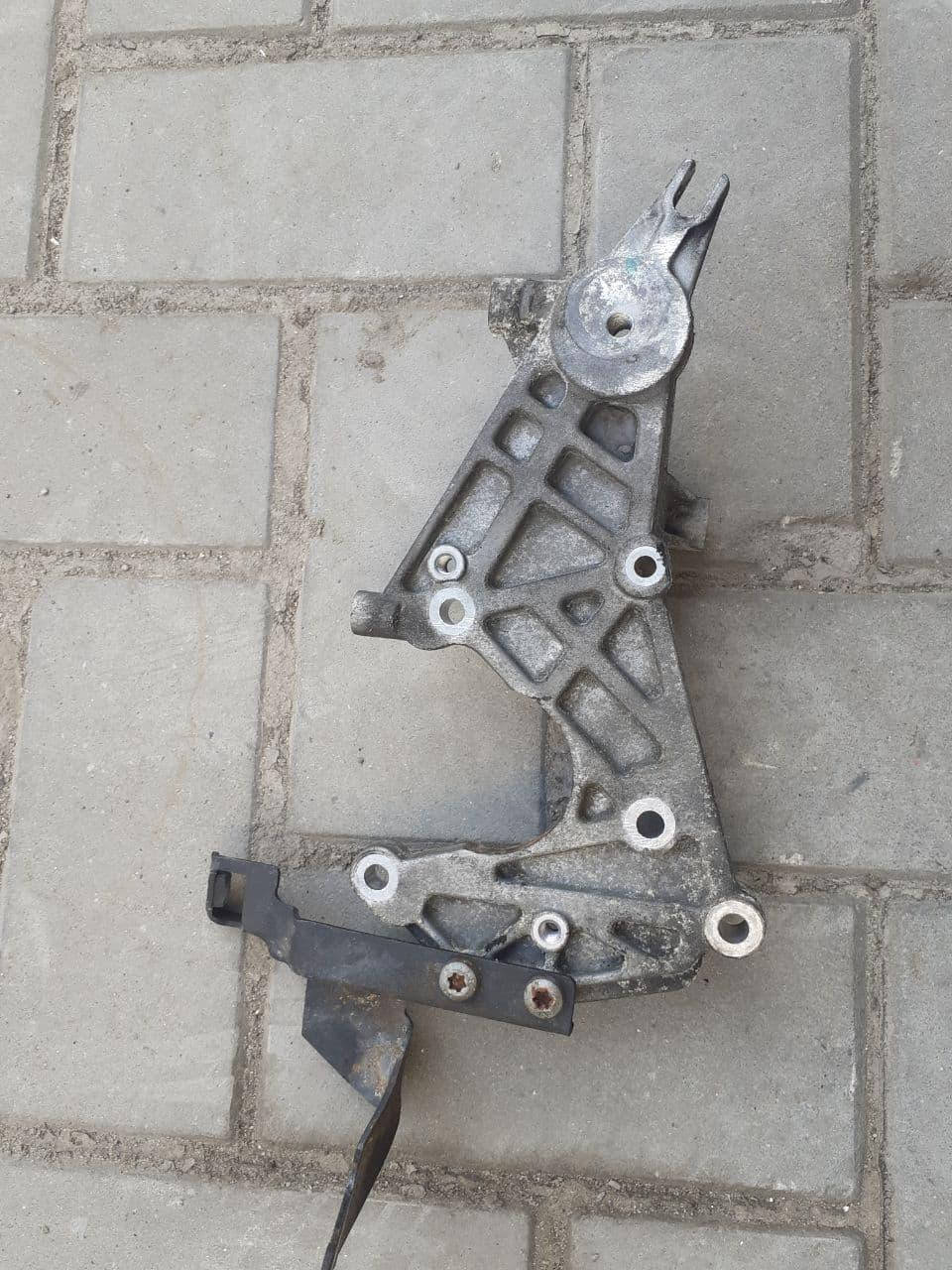 

Кронштейн топливного насоса ТНВД Audi a6 c6 059130147