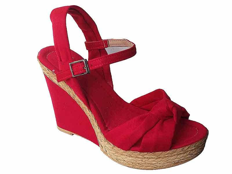 

Босоножки на танкетке