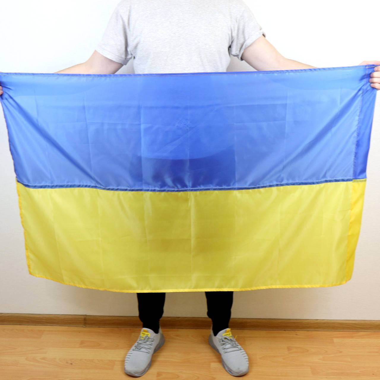 

Большой флаг Украины 140х90 см, Прошитый по периметру. Карман для флагштока Желто-голубой (Оригинальные фото)