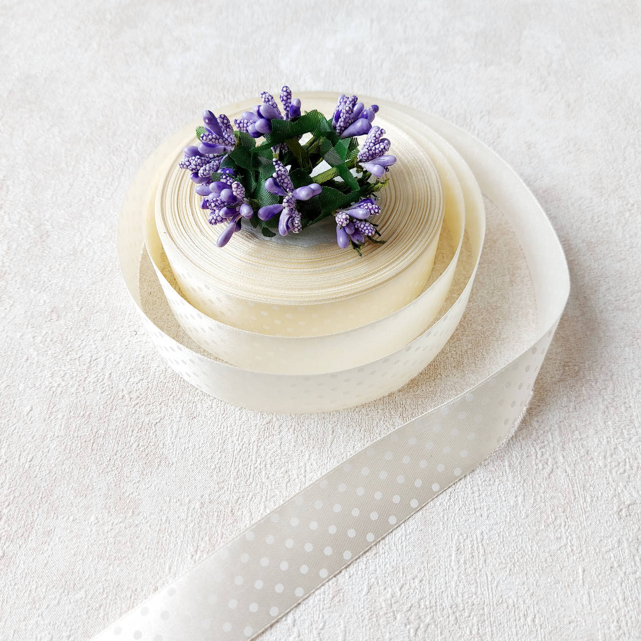 

Лента атласная в горошек 25 мм молочный