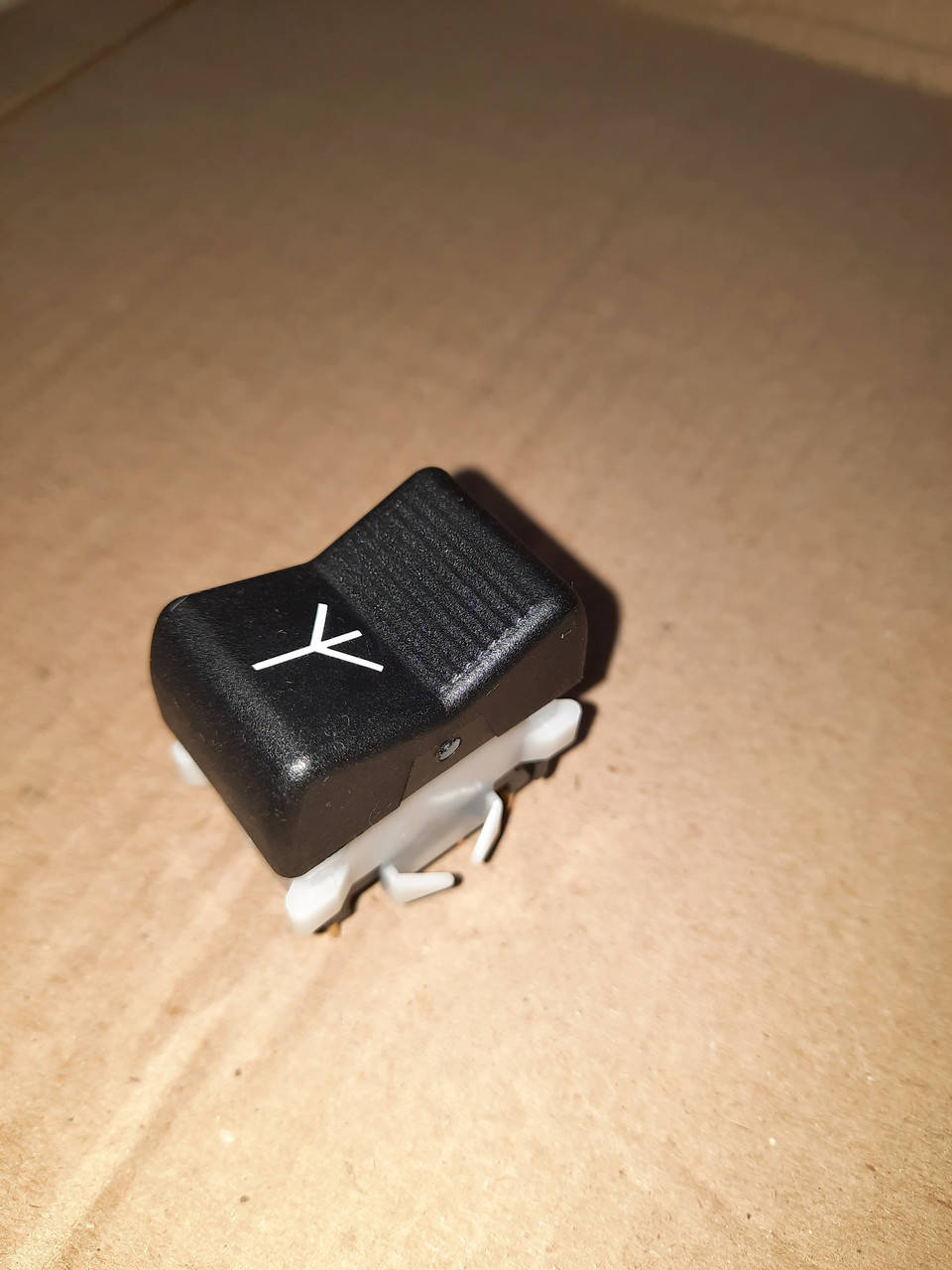 

Переключатель клавишный подъема-опускания антенны ГАЗ 2410