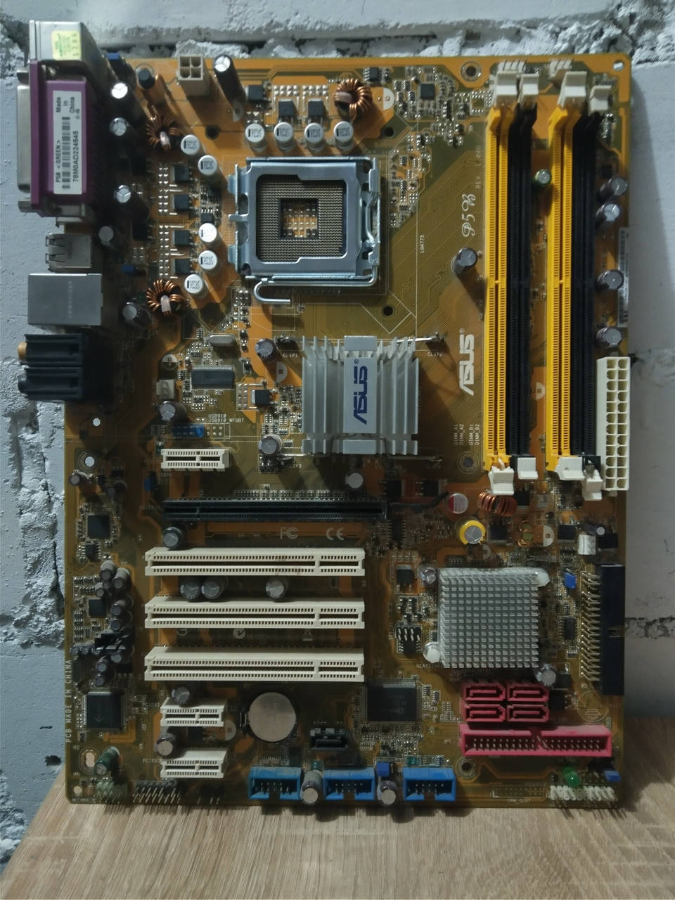 

Материнська плата ASUS P5B Socket LGA775 ATX 4DDR2