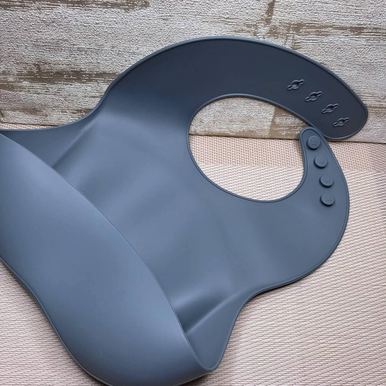 

Нагрудник силикононовый однотонный Серый тёмный