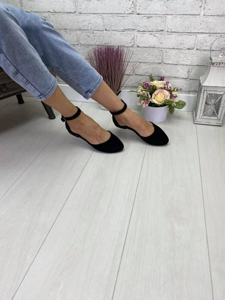 

Босоножки на низком ходу с закрытым носком и пяткой и застежкой вокруг щиколотки черная замша