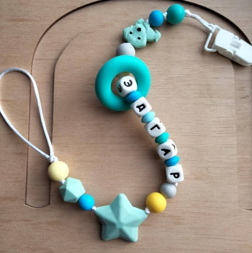 

Именной держатель для пустышки силиконовый +5 букв( следующая +10 грн), Разные цвета