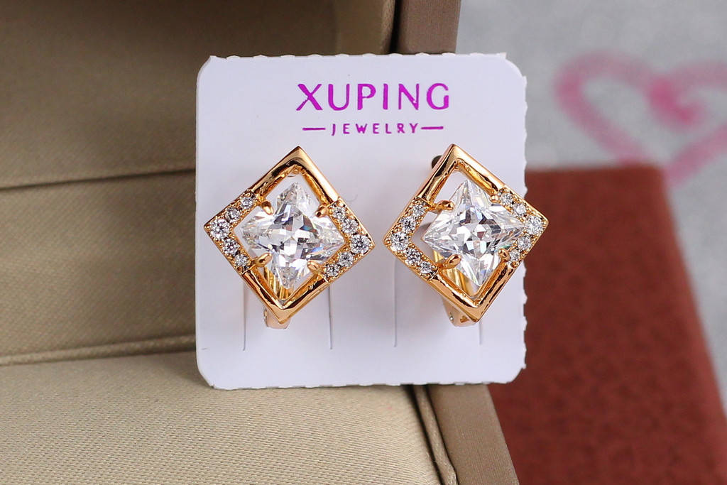

Серьги Xuping Jewelry ромбик фианиты по бокам с белым камешком 1.4 см золотистые