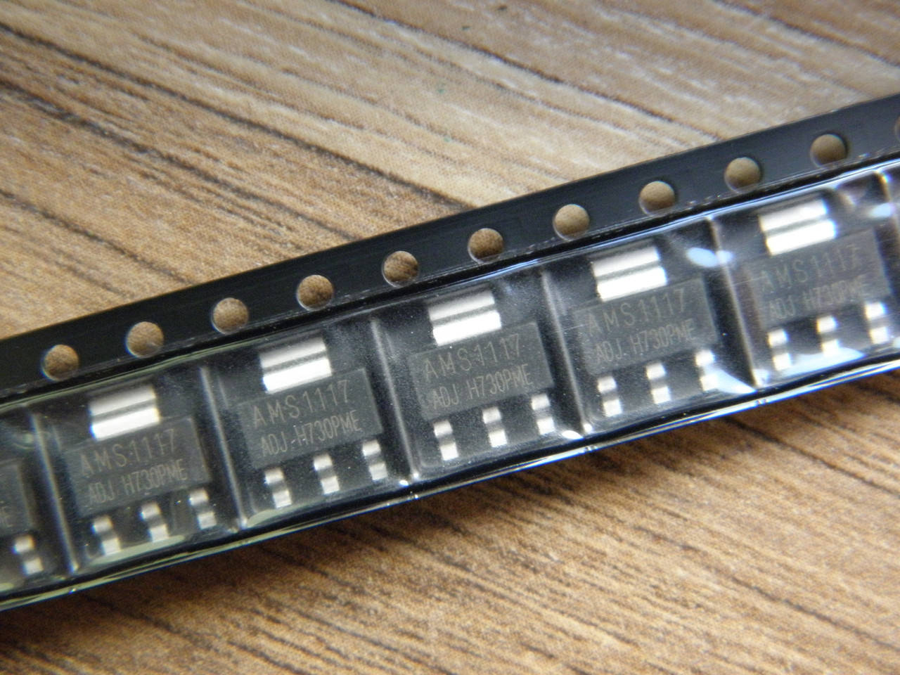 

Микросхема AMS1117 ADJ