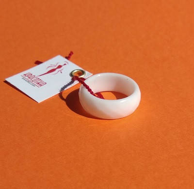 

ШИРОКОЕ КОЛЬЦО ИЗ БЕЛОГО АГАТА В ОГРАНКЕ "ХРУСТАЛЬНЫЕ МЕЧТЫ" - размер 19,6; 19,75.