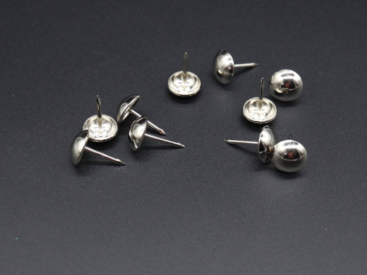 

Кнопка с гвоздиком. Цвет "серебро". 11х15мм