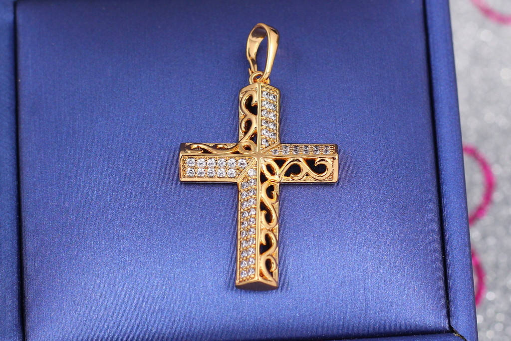 

Крестик Xuping Jewelry широкий с мелкими фианитами края треугольные 3 см золотистый