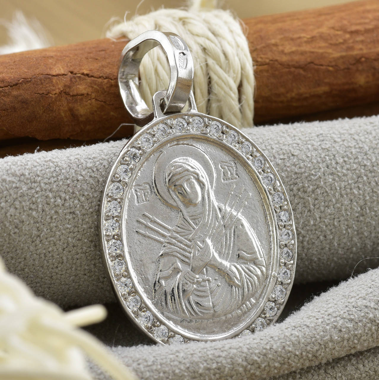 

Серебряная иконка Семистрельная с камнями размер 36х20 мм вес 4.2 г