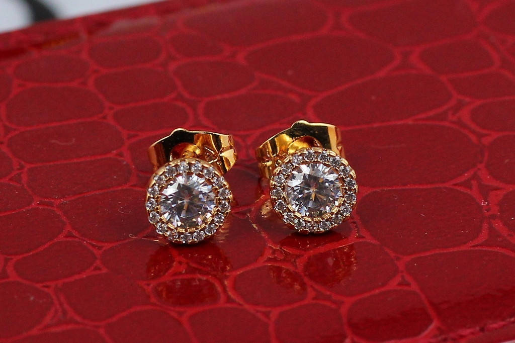 

Серьги гвоздики Xuping Jewelry с ободком из мелких фианитов 7 мм золотистые