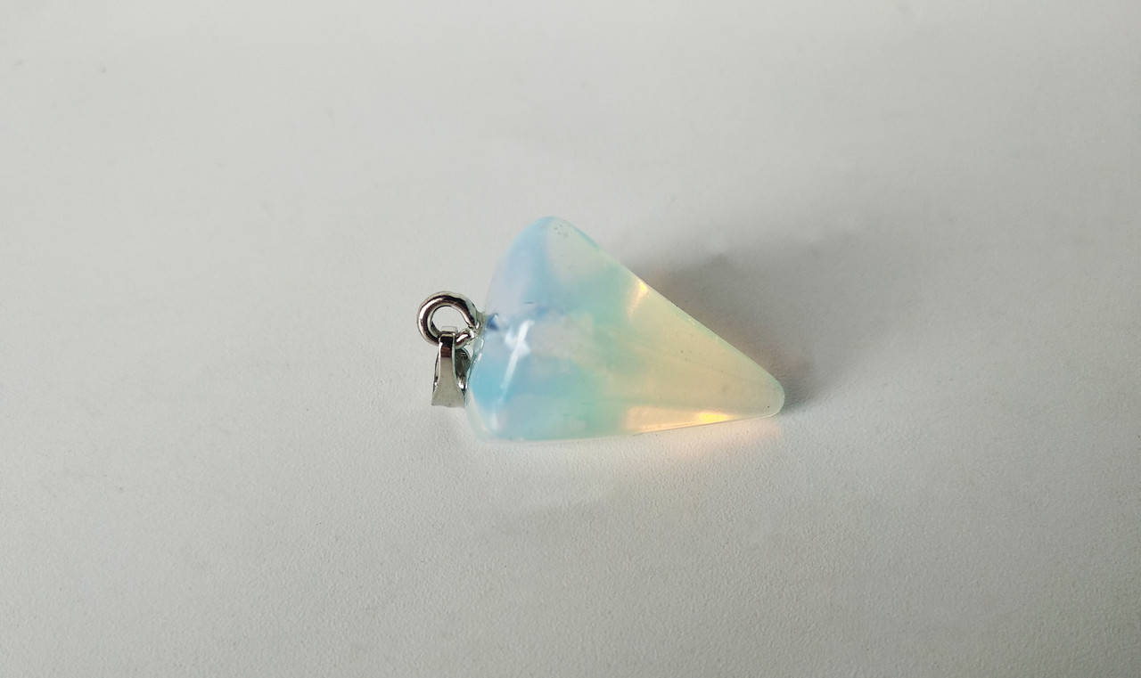 

Подвеска из опала на кожаном шнурке