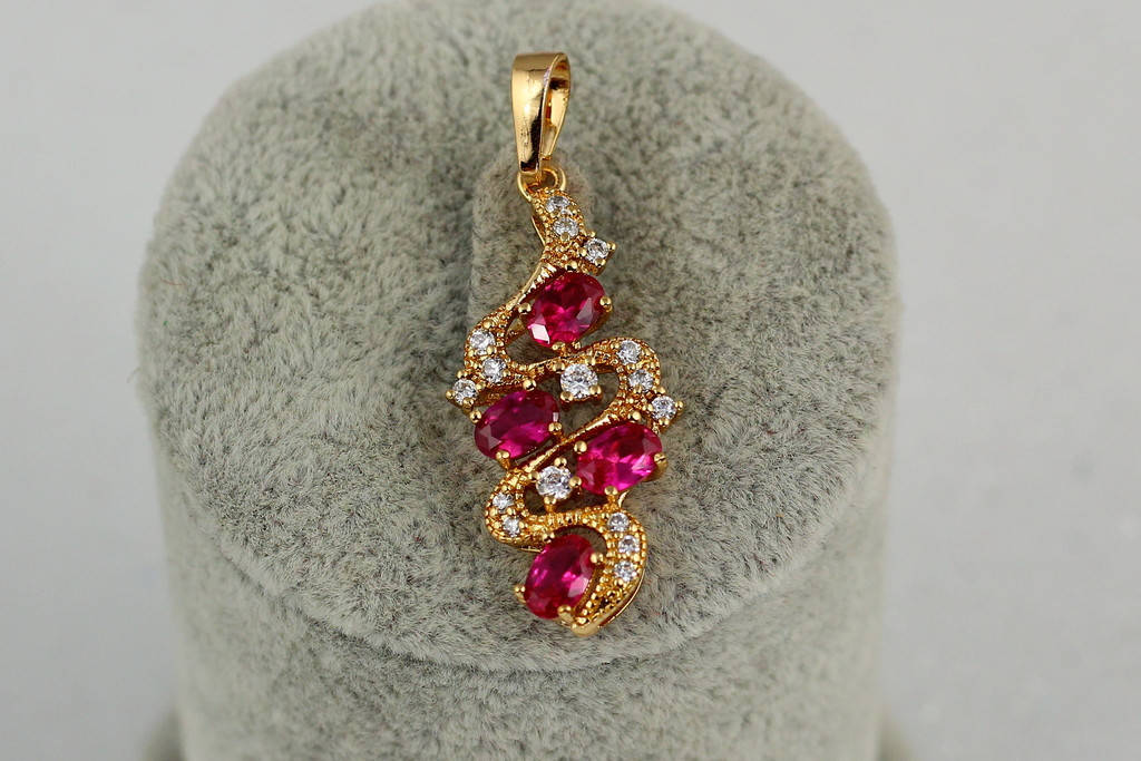 

Кулон Xuping Jewelry малиновая фантазия 3,5 см золотистый
