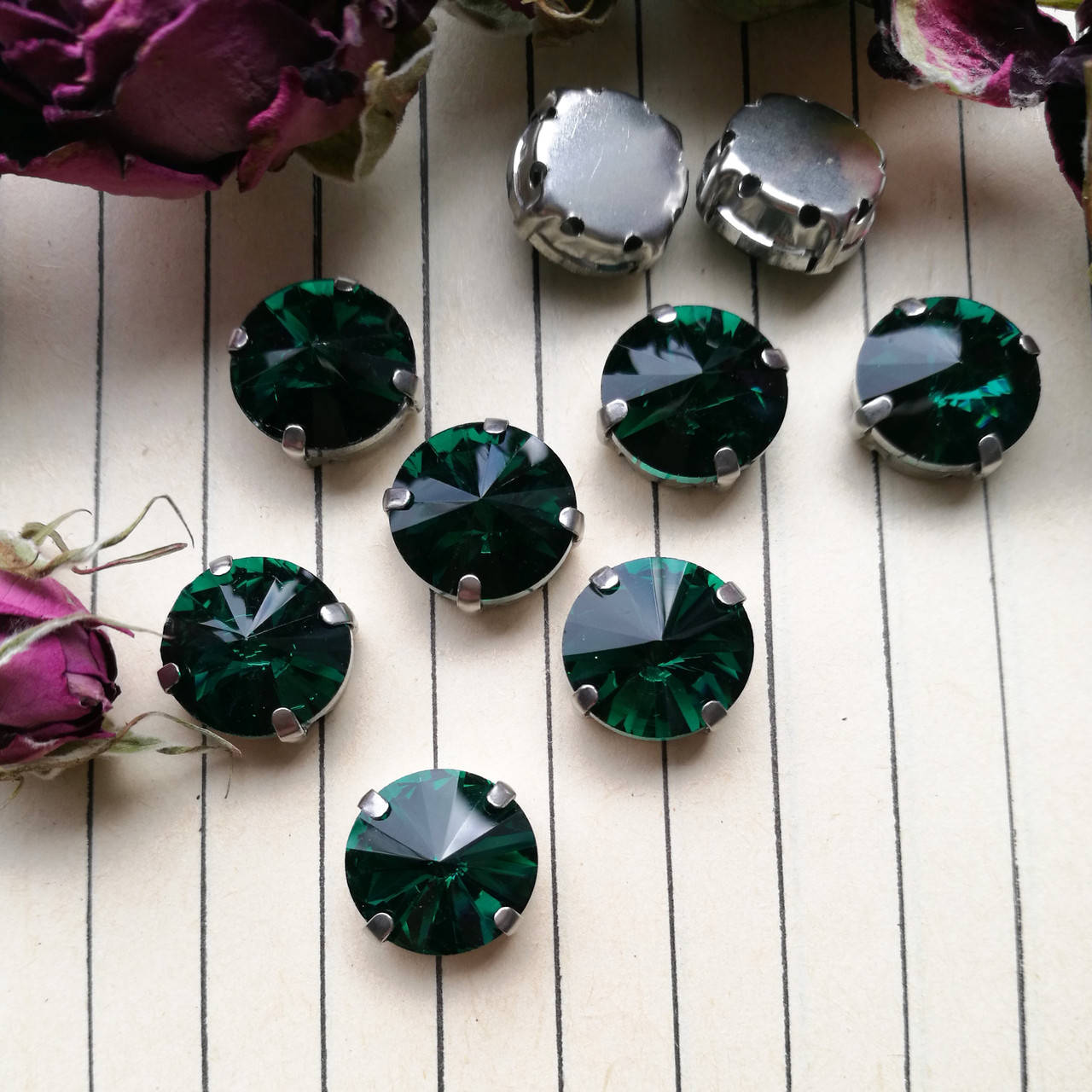 

Стрази в цапах, ріволі 12 мм, колір Green Zircon
