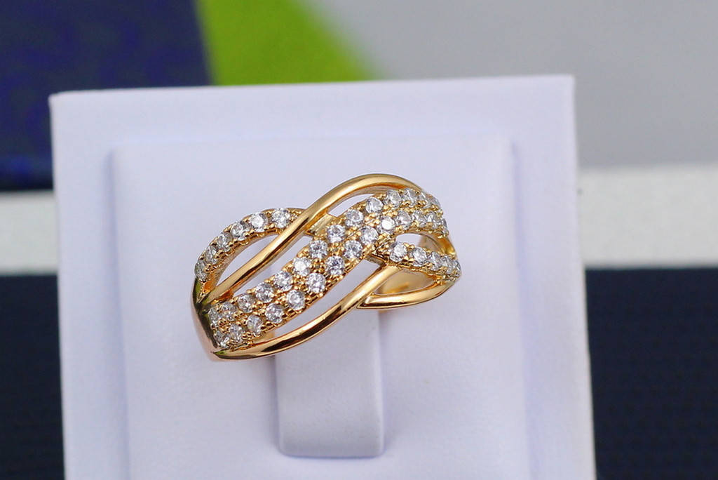 

Кольцо Xuping Jewelry восьмерка переплетаются три дорожки из камней р 17 золотистое