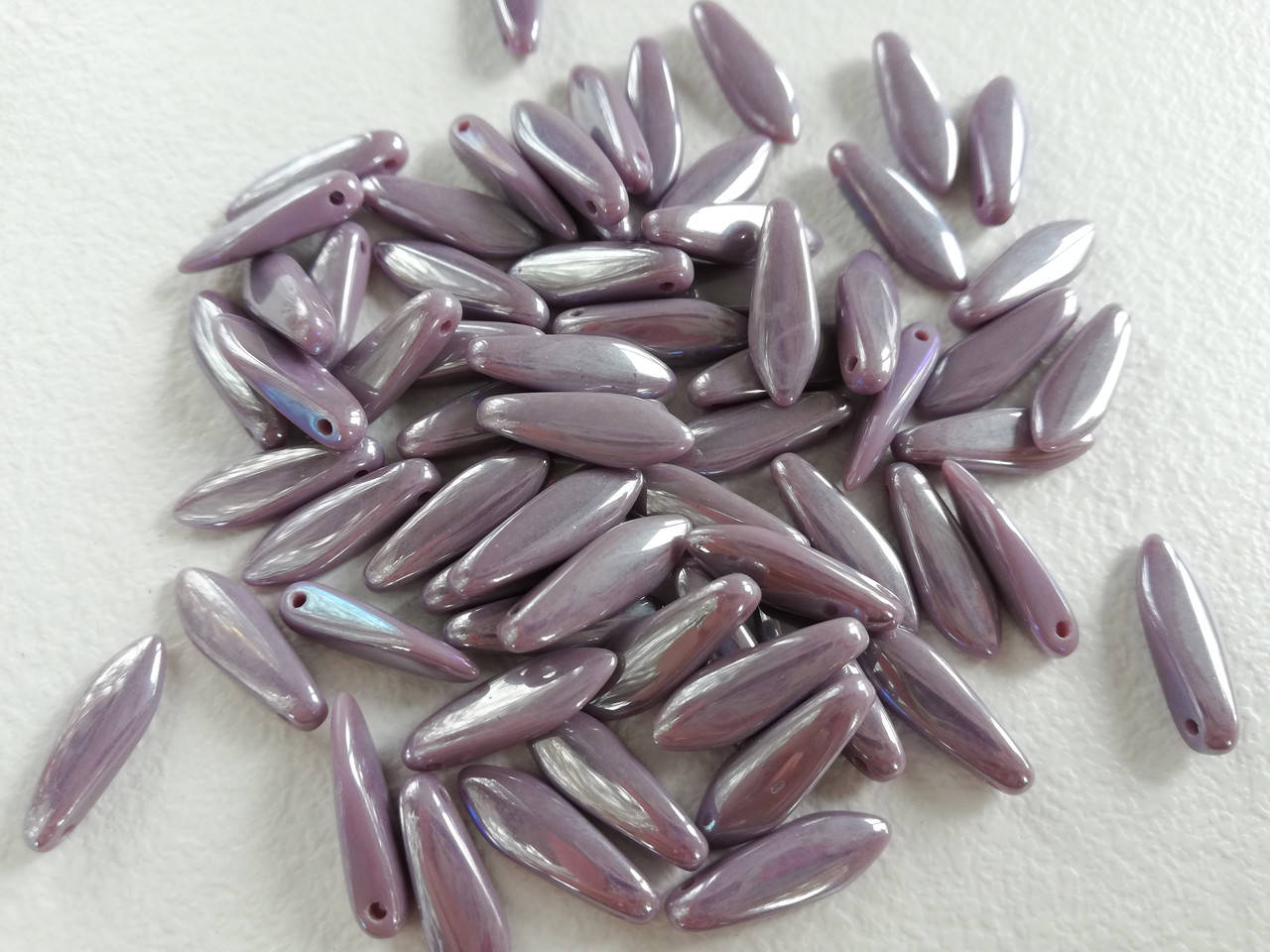 

Чеські намистини Glass Daggers 5 x 16 mm (1 отвір) Opaque Lilac Full Argent Flare
