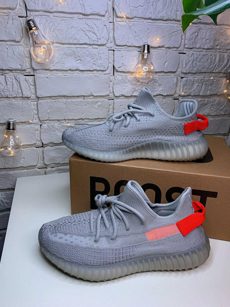 

Женские кроссовки Adidas yeezy boost 350 V2 tail - light 39