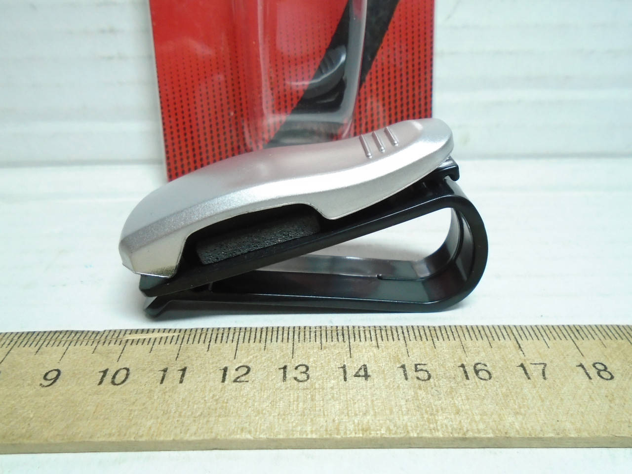 

Крепление, держатель для очков от солнца для автомобиля