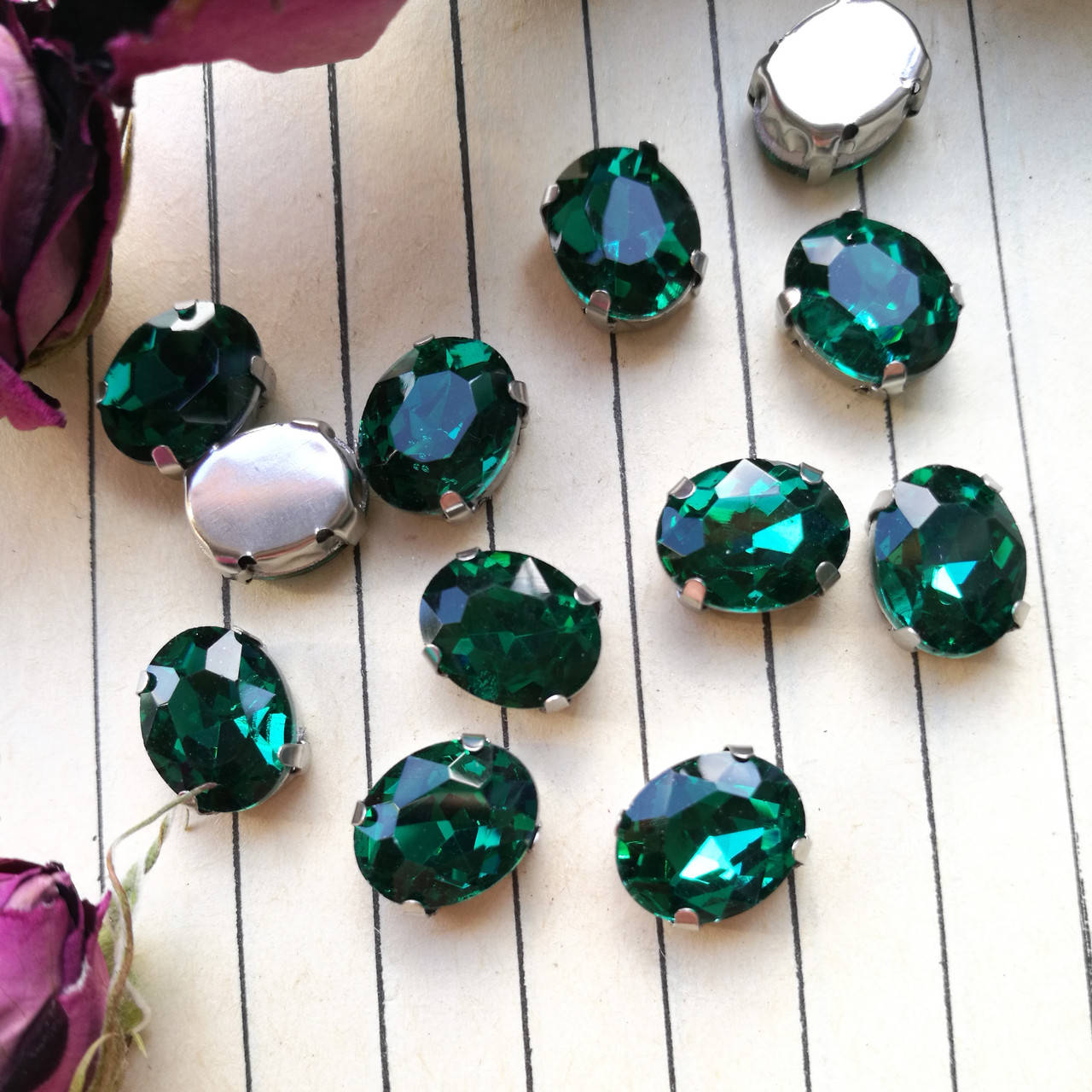 

Стрази в цапах, овал 8*10 мм, колір Green Zircon