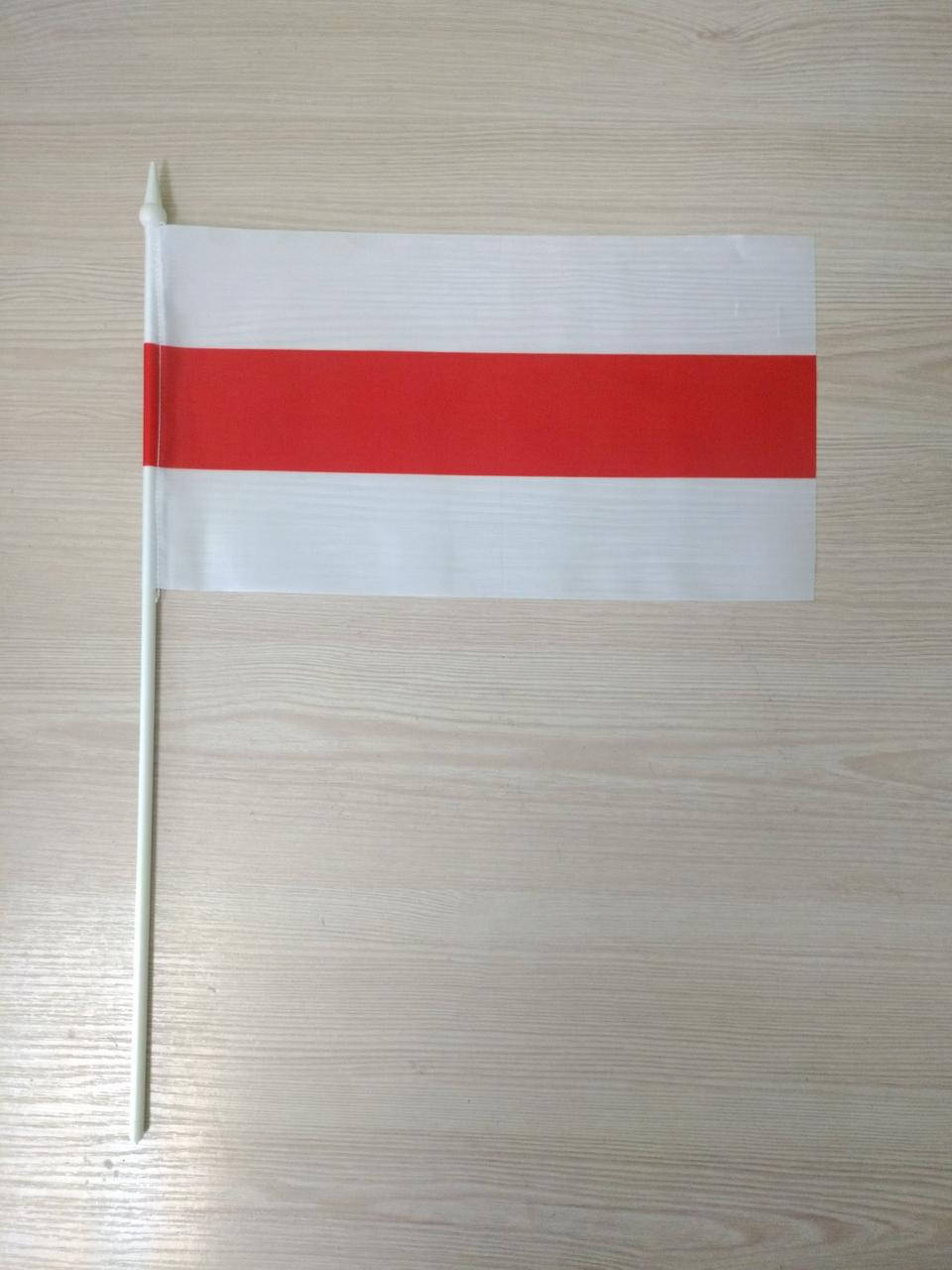 

Флаг белорусского протеста — бело-красно-белый флажок