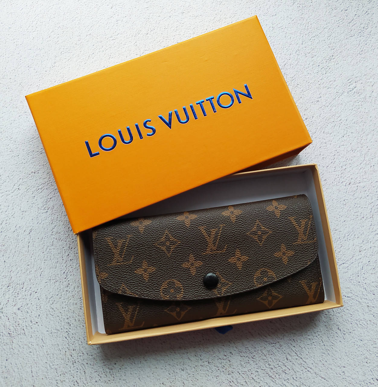 

Модный женский кошелек Louis Vuitton коричневый из эко-кожи, на черной подкладке и с черной кнопкой
