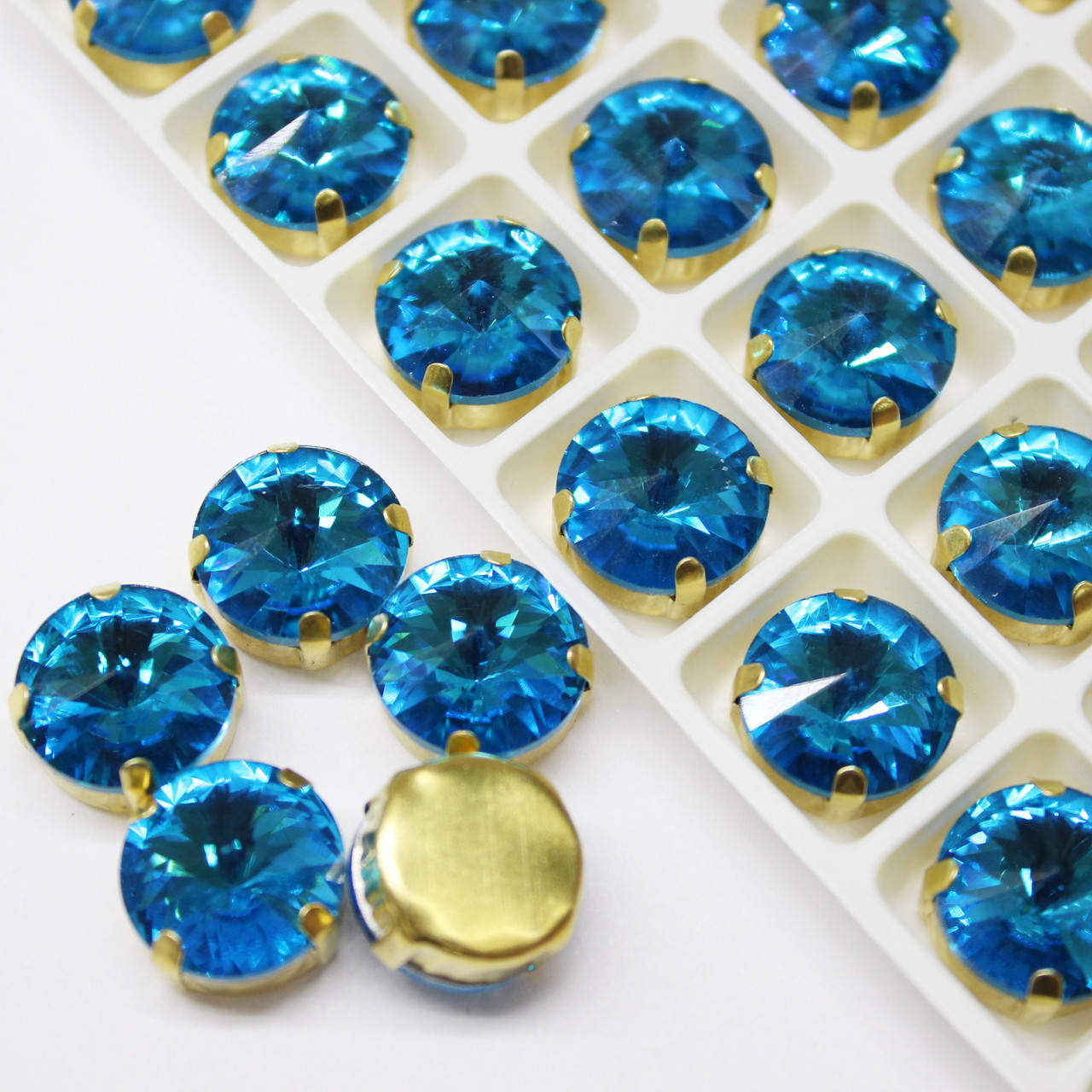 

Стразы в золотых цапах.Размер14мм.Цвет Aquamarine, Синий