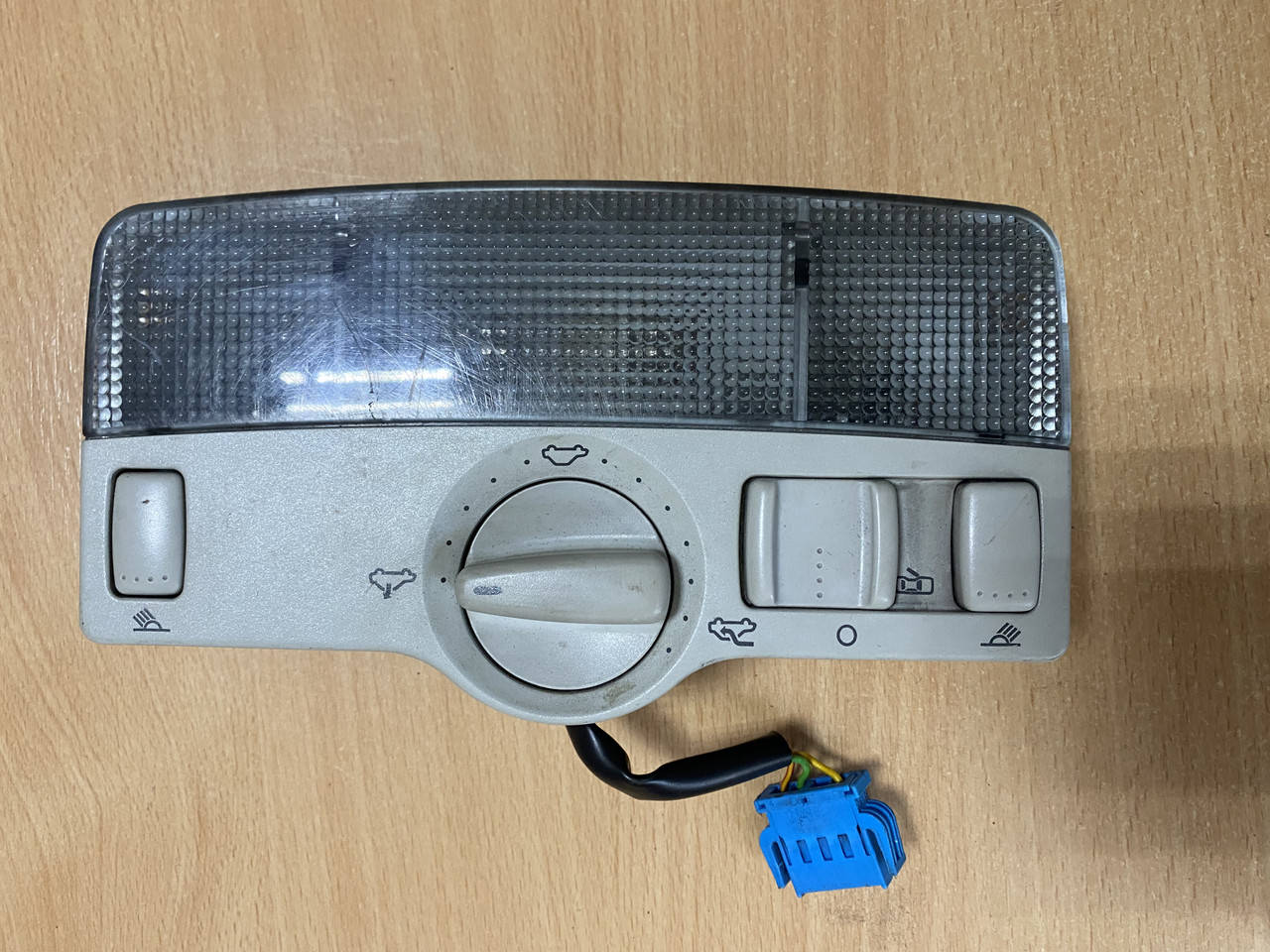 

Блок управления люка плафон освещения салона VW Passat b5 1996-2005 3B0947105A