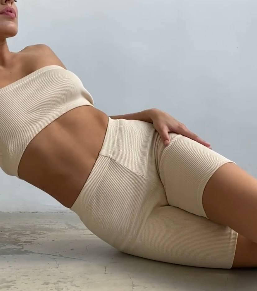 

Укороченный базовый топ и велосипедки р: 42-44; 44-46, Разные цвета