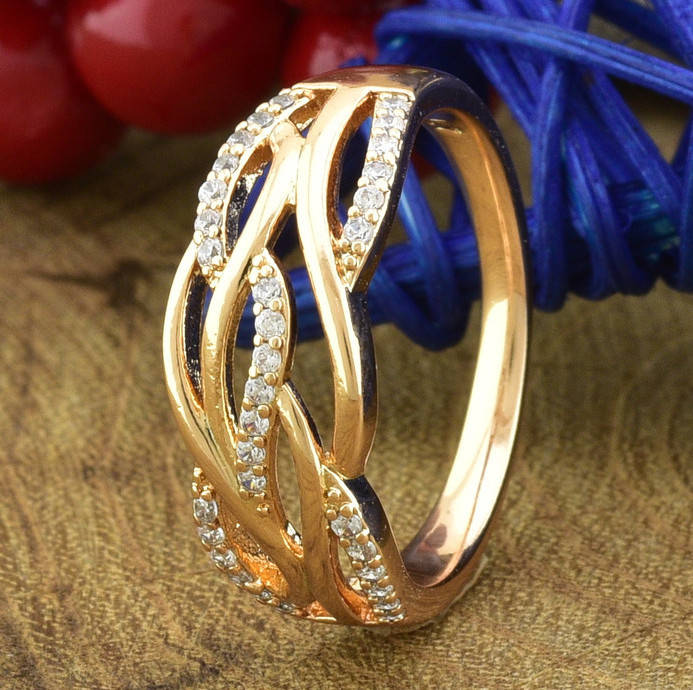 

Кольцо Xuping 15135 ширина 9 мм белые фианиты позолота 18К размер 17