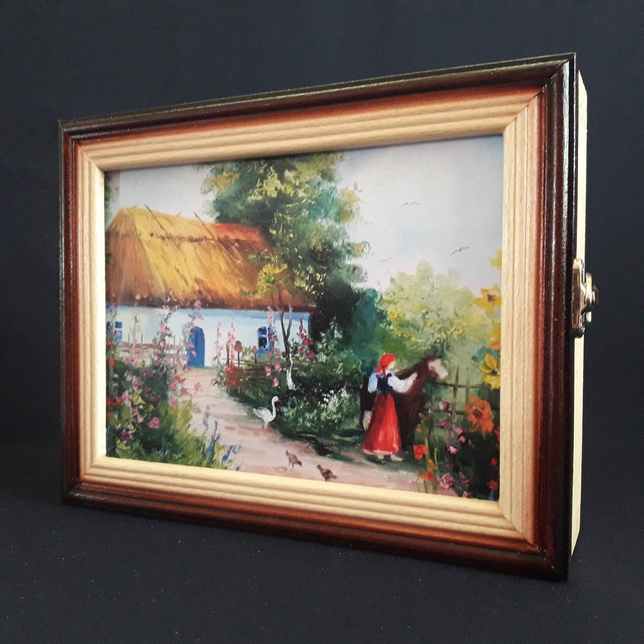 

Ключница настенная из дерева 23*18 на 5 ключей, с настенным крепежем