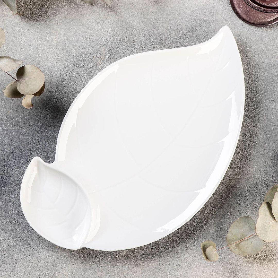 

Блюдо-лист с соусником 28 см. Столовая посуда из белого фарфора, Белый