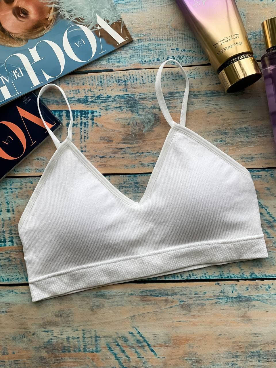 

Женский спортивный поддерживающий топ на бретелях белый