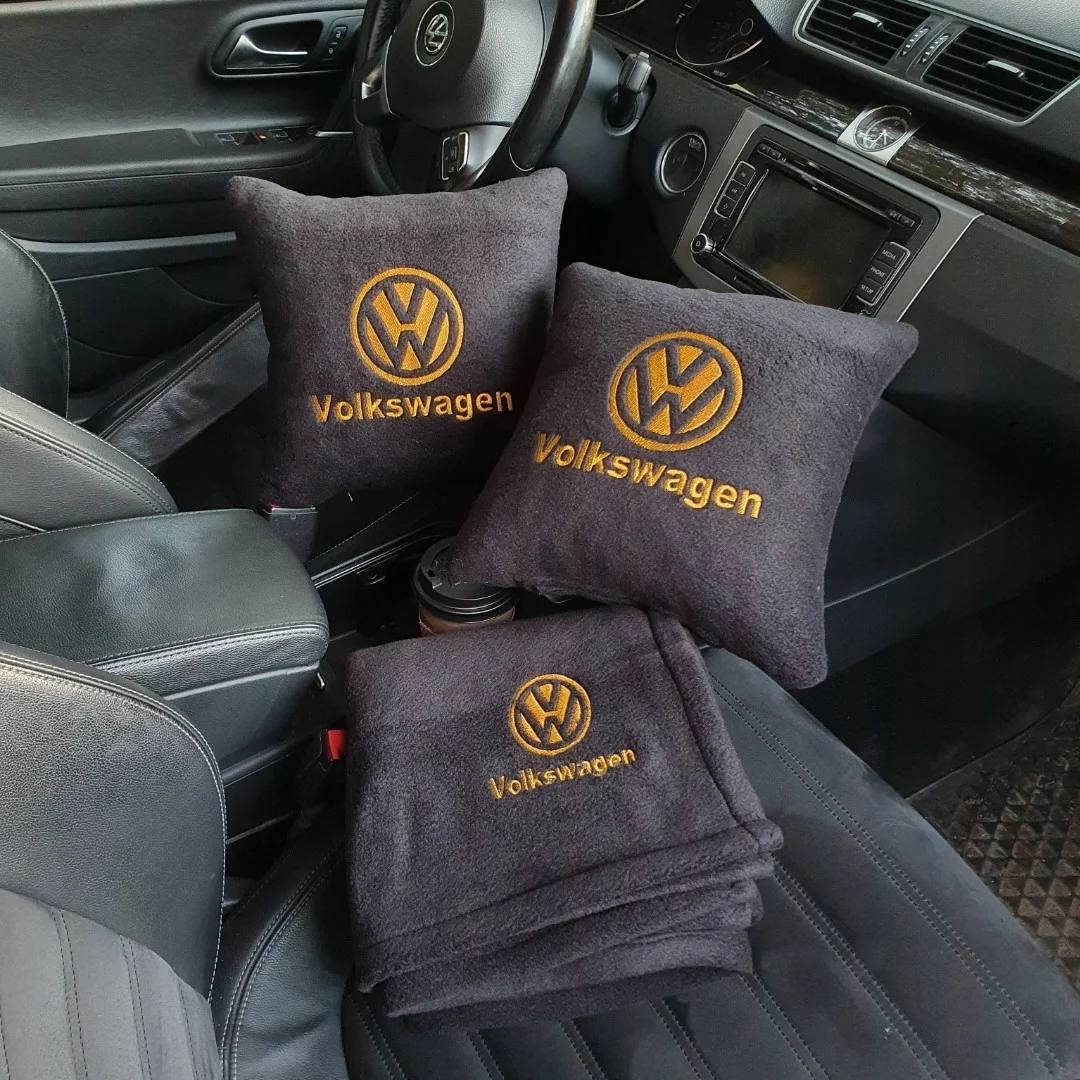 

Плед с подушкой в машину с логотипом авто Volkswagen