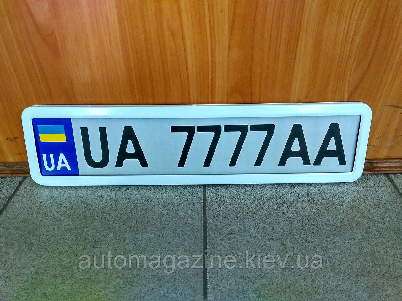 Рамка номерного знака (біла)