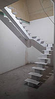 Лестницы на прямом косоуре с площадкой белого цвета