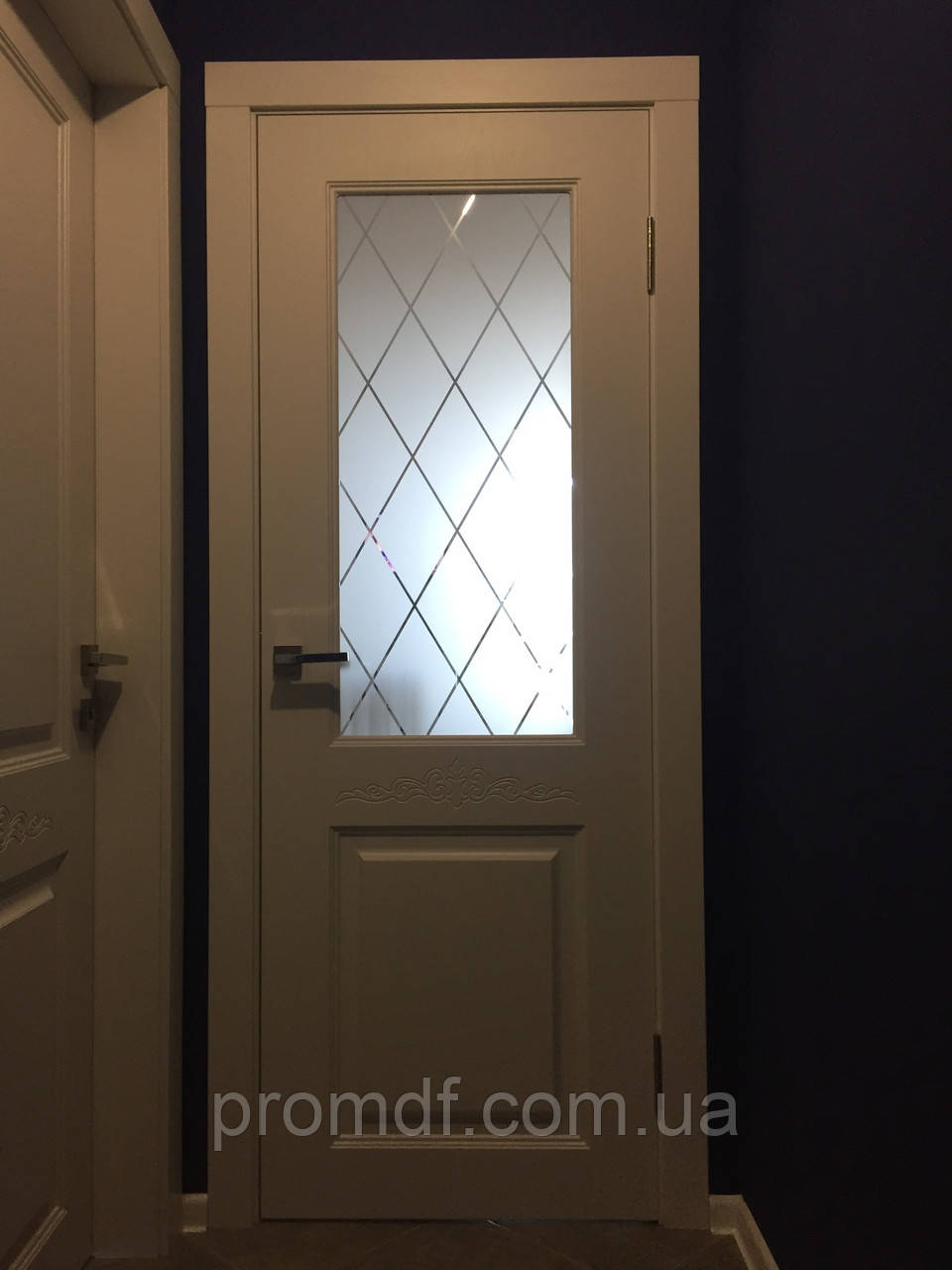 Ламіновані двері плівкою "скол дуба білий" з вензелем і малюнком на склі