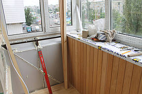 Третий этап – внутренняя отделка и утепление балкона. В качестве утеплителя мы применили экструдированный пенополистирол, а для обшивки деревянную вагонку ольха.