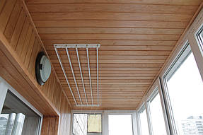 Седьмой этап – установка потолочной бельевой сушилки и проводка электрики на балкон.