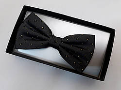 Темно-сірий метелик у дрібний ромб