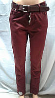 Женские джинсы бордового цвета на болтах