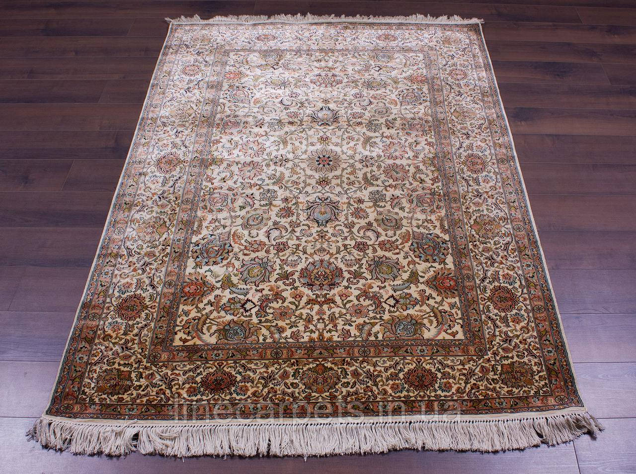 Класичний індійський килим з шовку