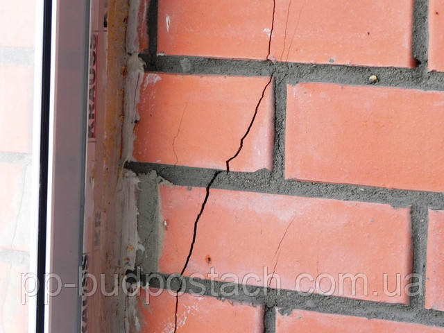 Дутик, постріли, тріщини цегла